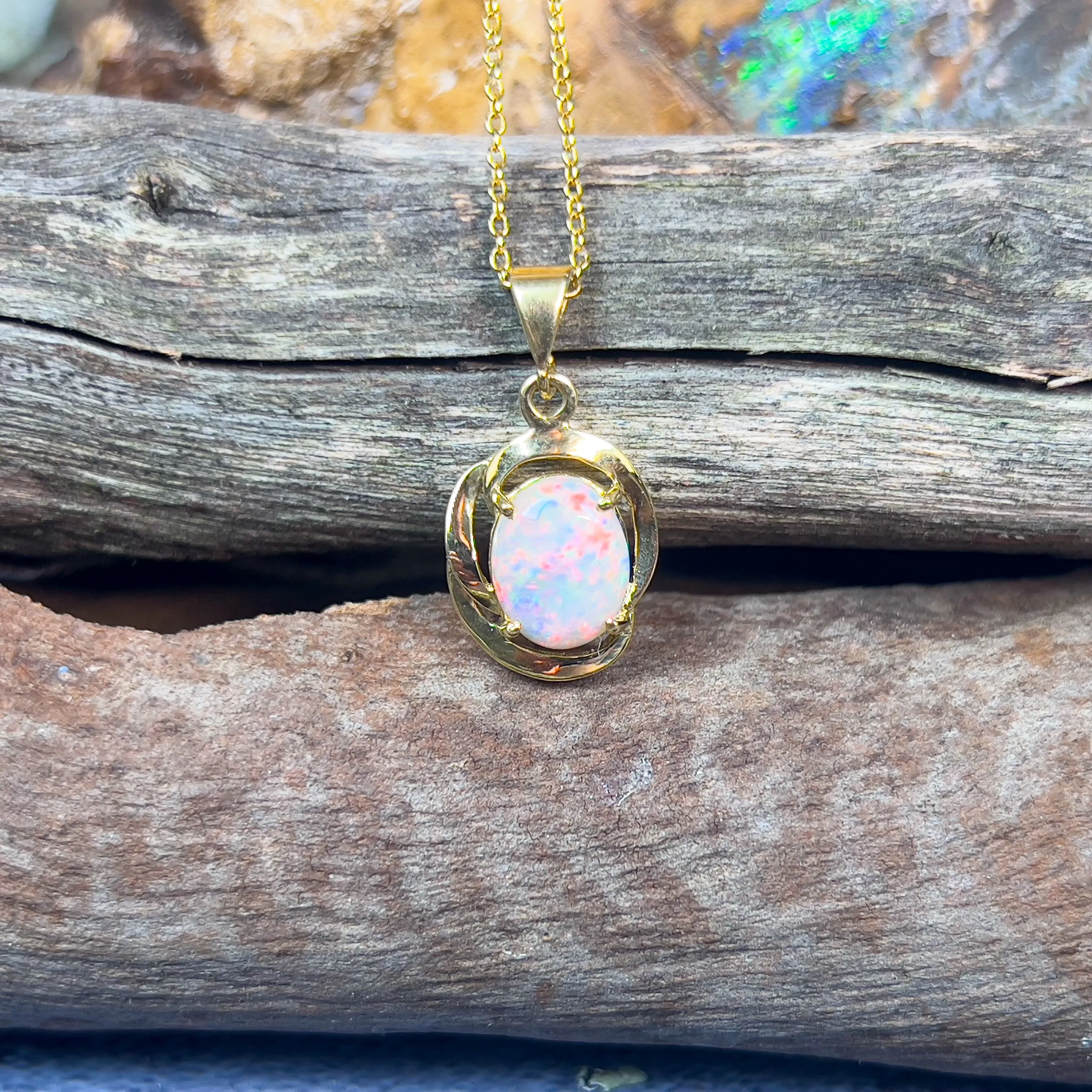18kt Yellow Gold Light Opal red colour pendant