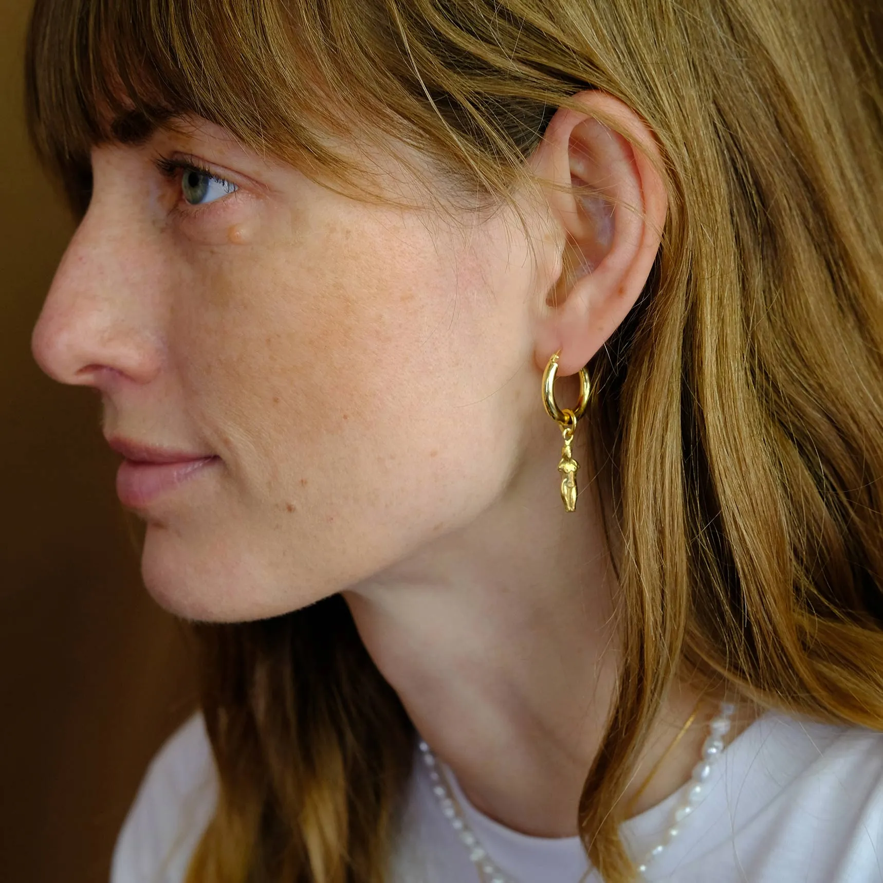 Chunky Hoop Earrings with Double Aphrodite Pendant - Gold-Plated Silver