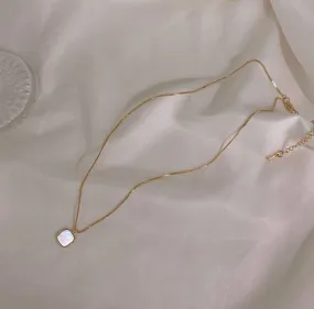 Gold-Plated Minimalist Necklace with Mother of Pearl Pendant – Elegant and Timeless Jewelry-jltn0566