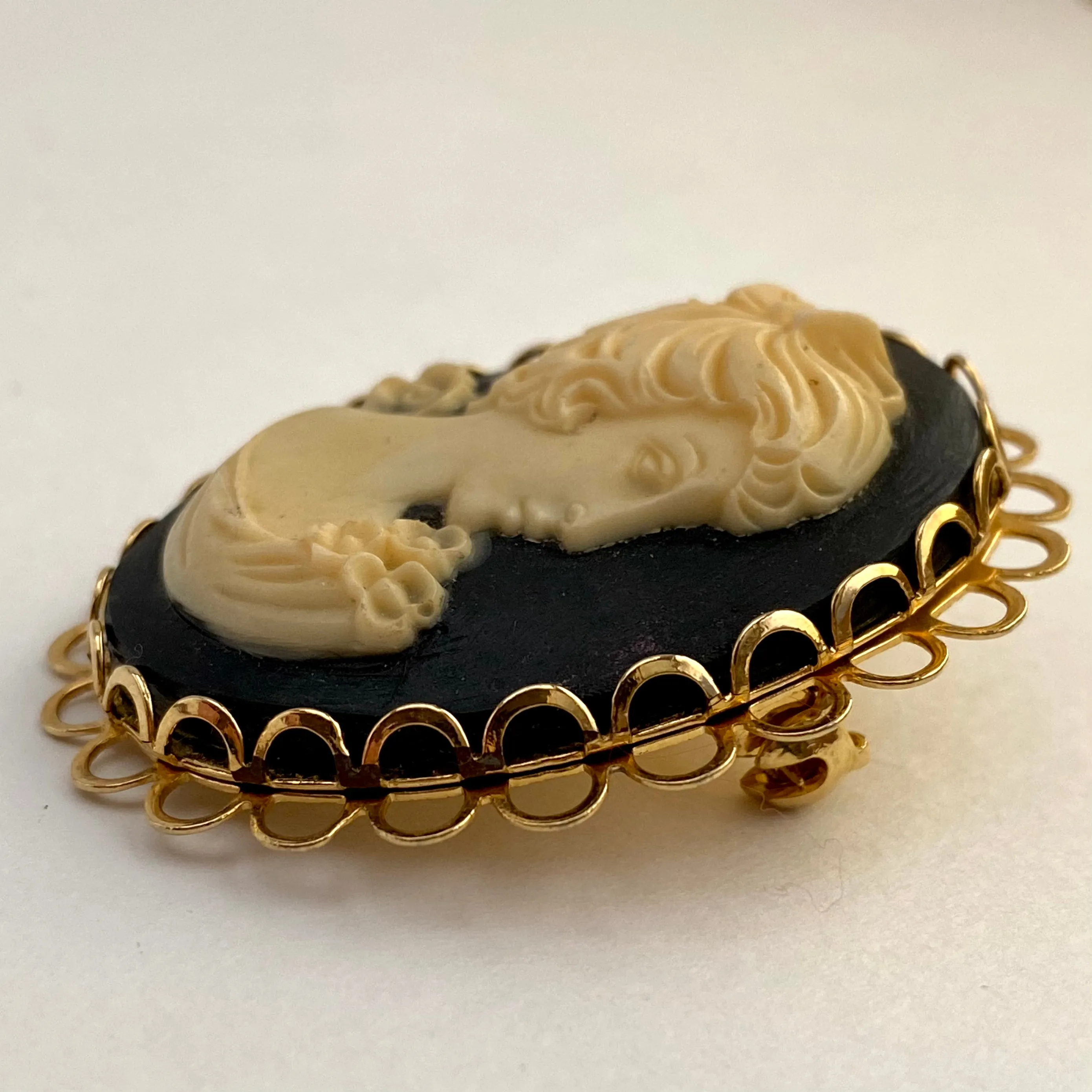 Late 70s/ Early 80s Cameo Brooch
