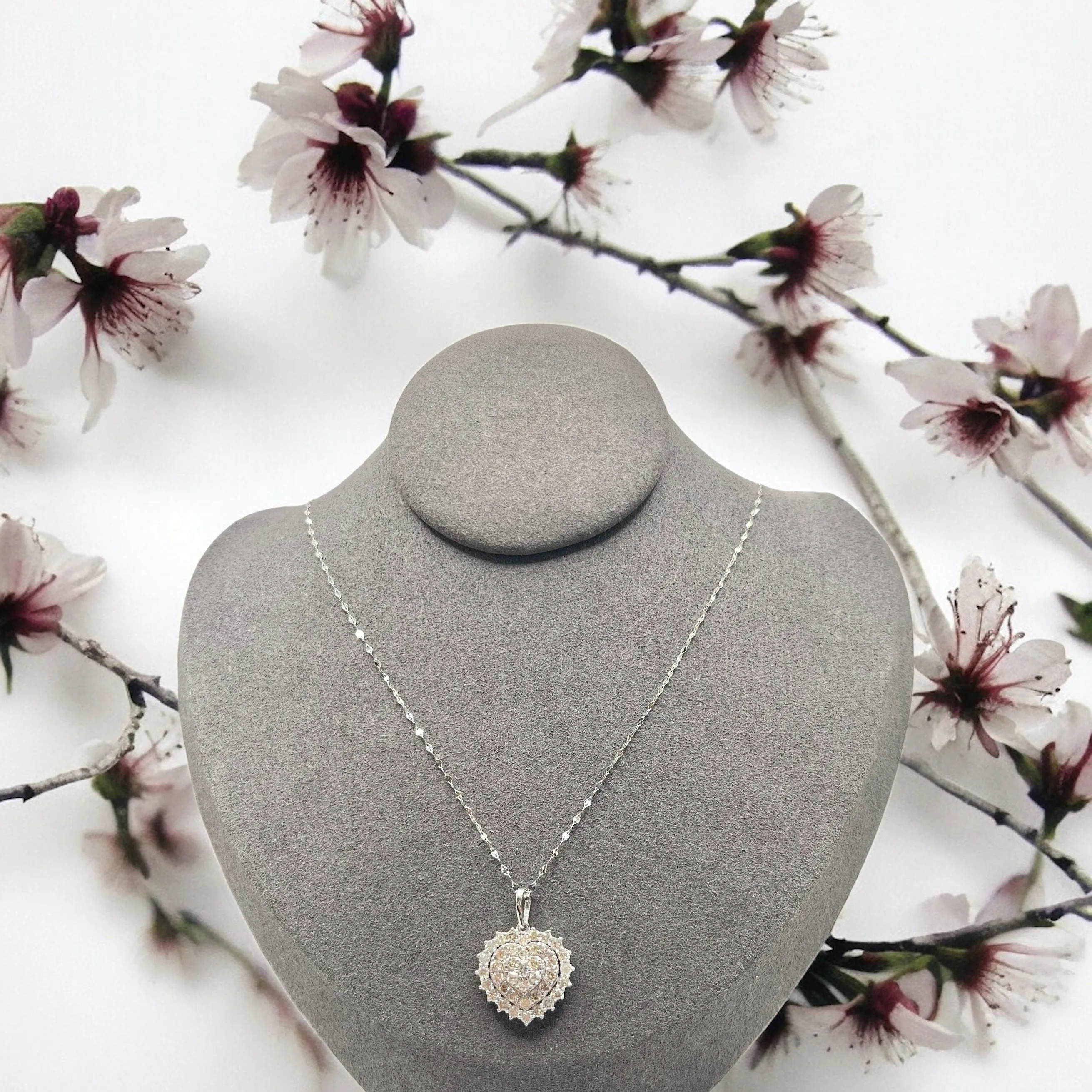 SOLEMN PENDANT WHITE GOLD SETTING